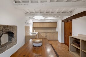 Frigorífic, microones, forn i placa de cuina 