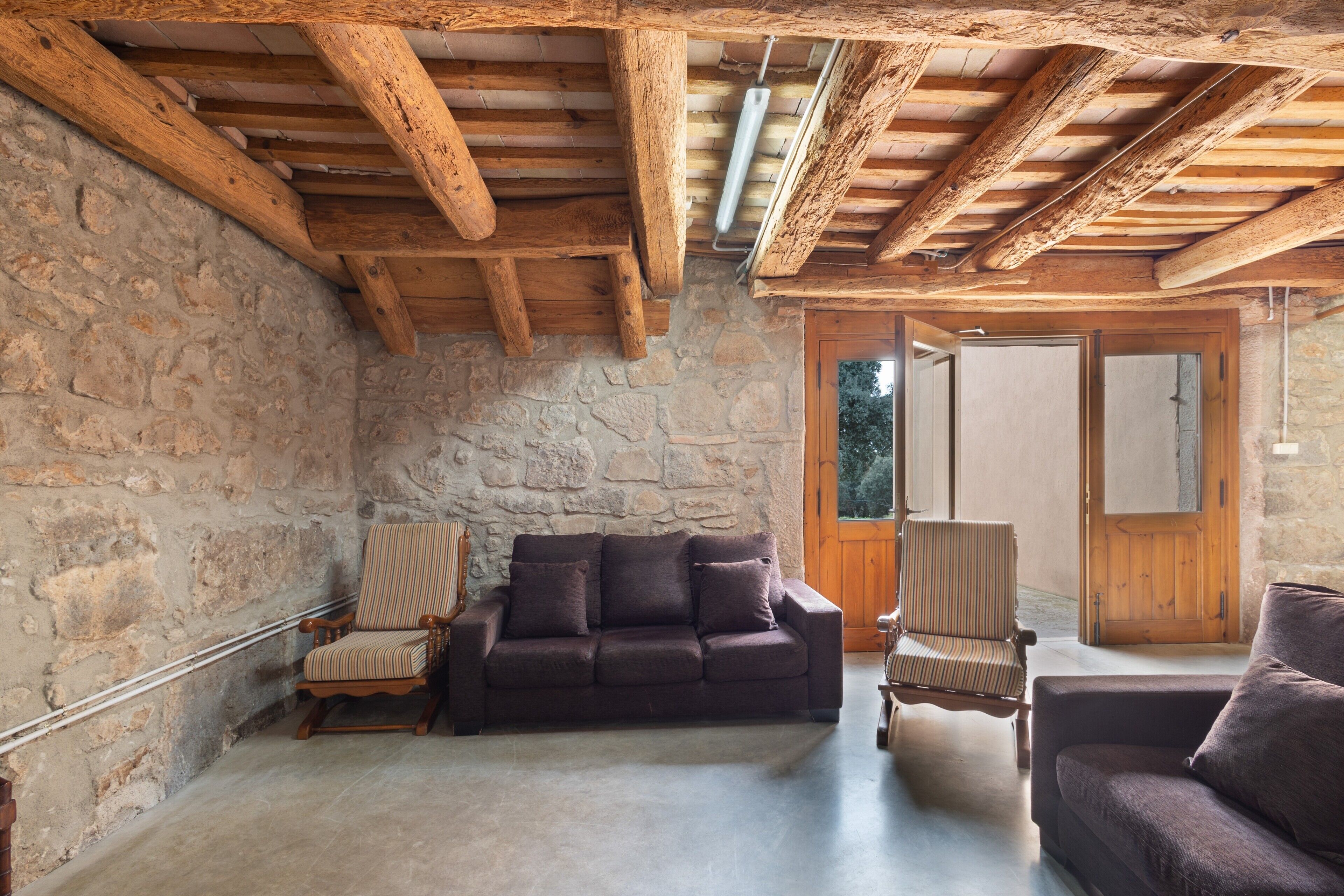 Télévision, cheminée, table de tennis de table