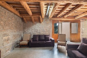 Televisor, llar de foc i taula de tennis de taula 