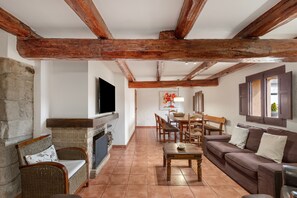 Televisor, llar de foc i taula de tennis de taula 