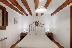 6 bedrooms, iron/ironing board, free WiFi, bed sheets