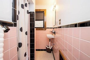 Hair dryer, towels, soap - 50" SMART TV, 1 mi to Downtown/trails Fast WiFi (Hot Springs)