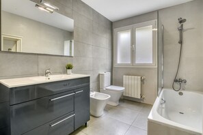 Dusj, hårføner og håndklær