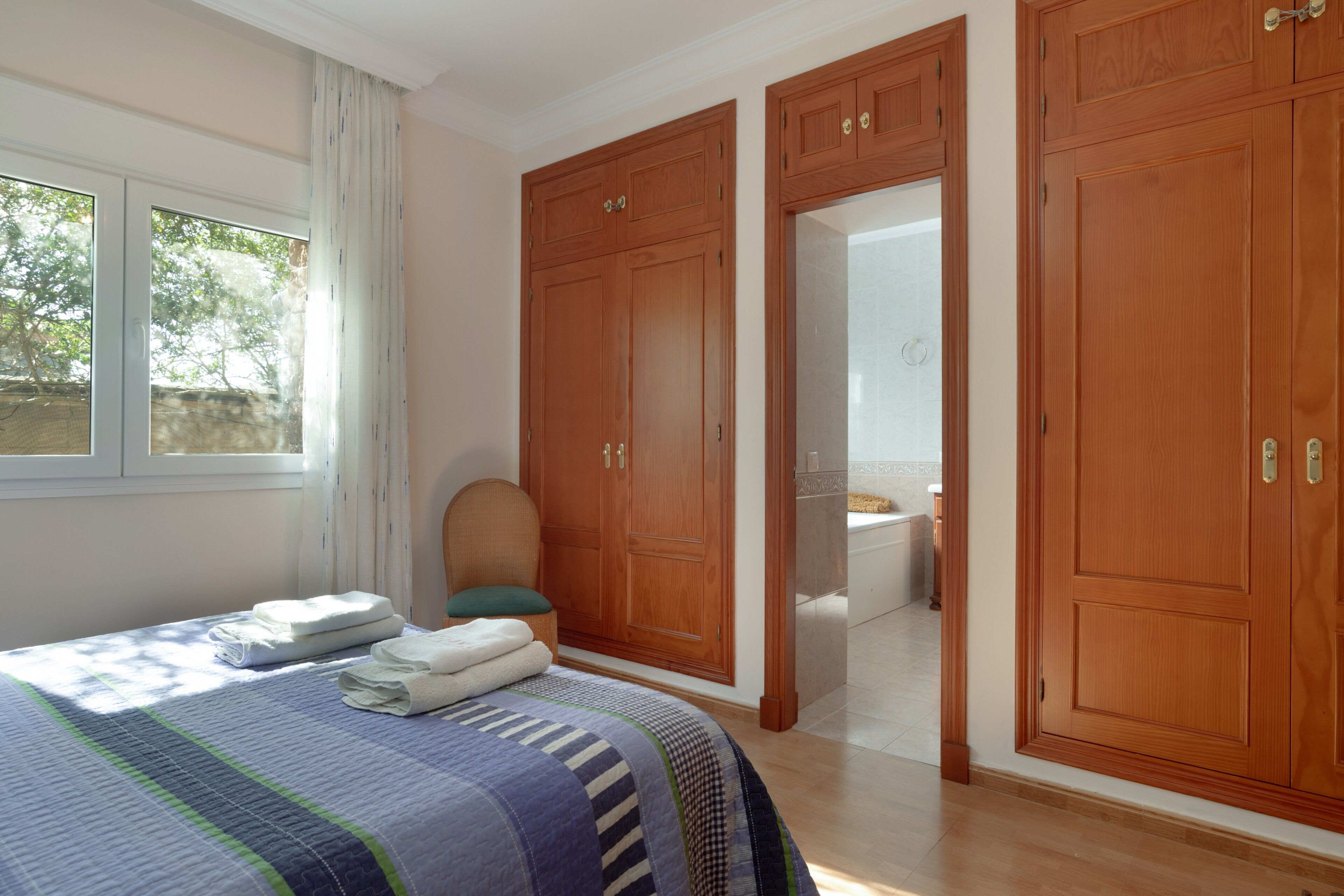 4 bedrooms, iron/ironing board, free WiFi, bed sheets