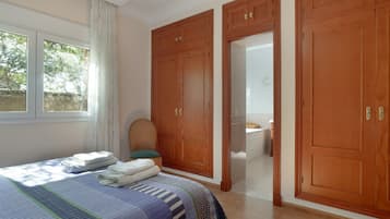 4 bedrooms, iron/ironing board, free WiFi, bed sheets