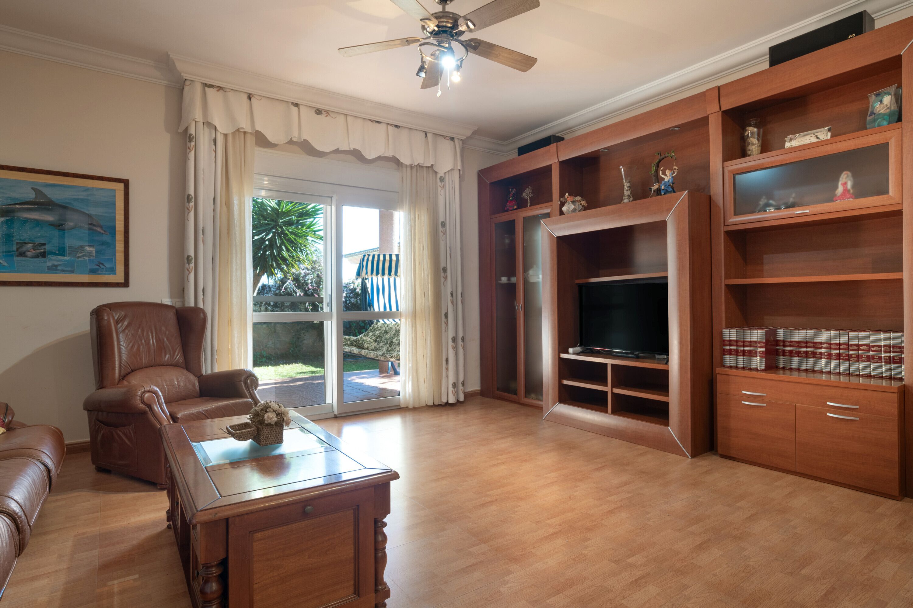 Een televisie en een open haard