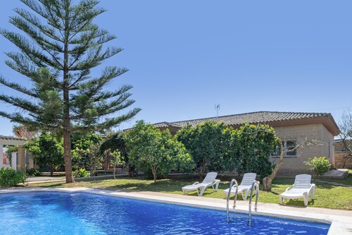 Holiday Home 'Los Delfines' with Private Pool, Wi-Fi and Air Conditioning