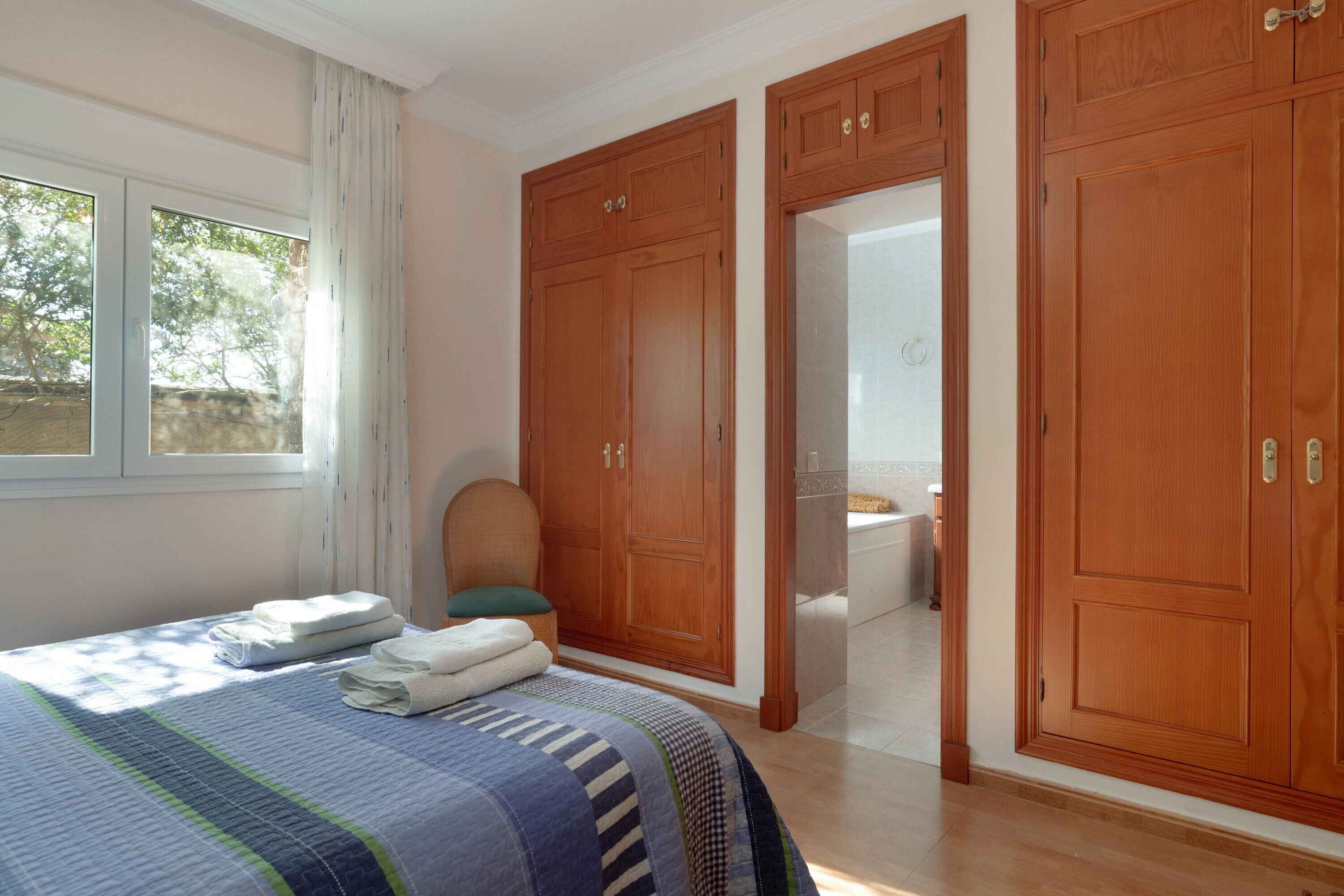 4 makuuhuonetta, silitysrauta/-lauta, ilmainen Wi-Fi, vuodevaatteet