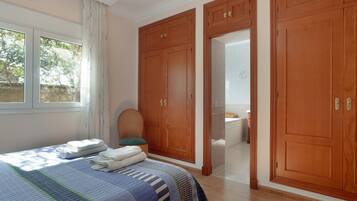 4 slaapkamers, een strijkplank/strijkijzer, gratis wifi, beddengoed