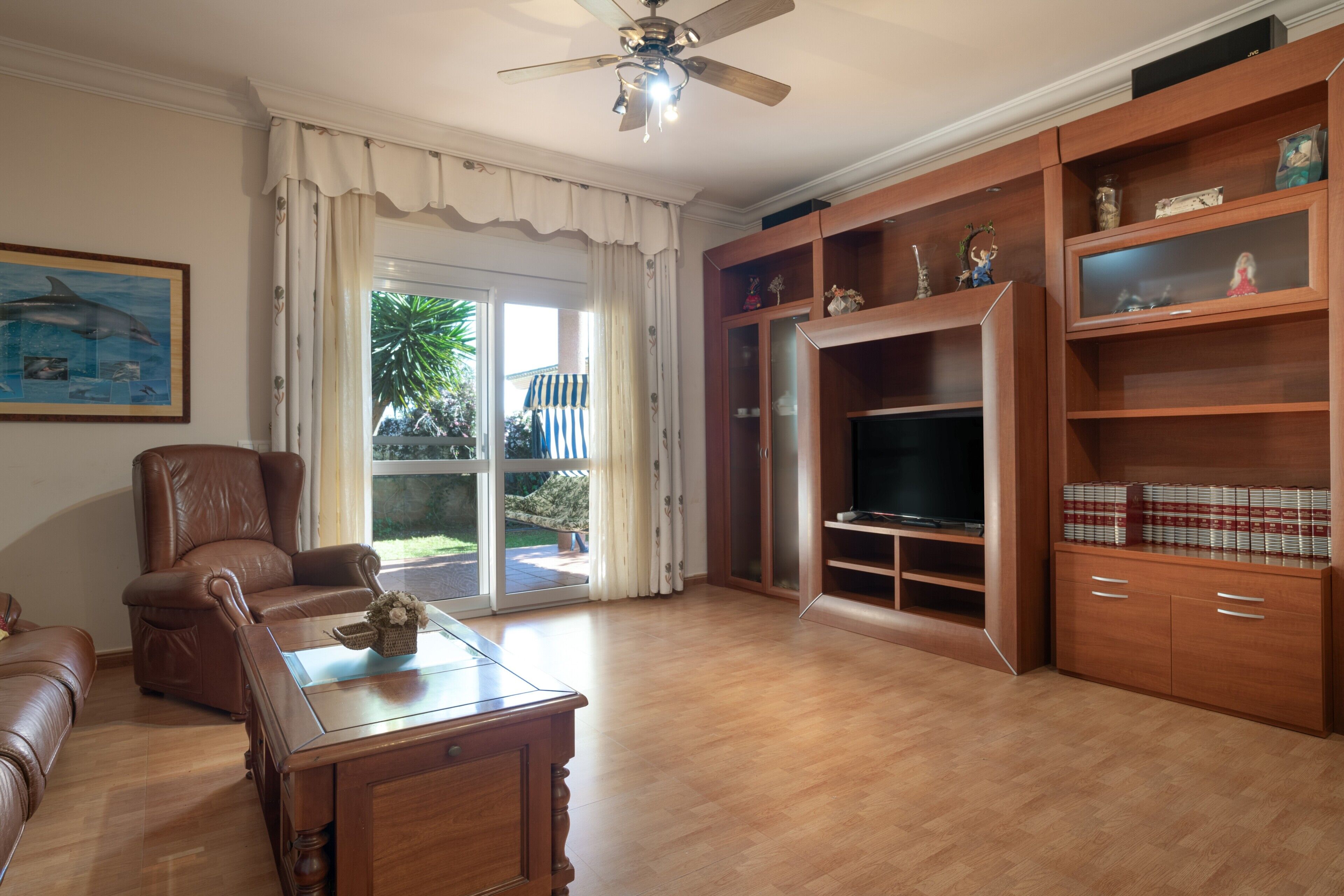 Televisión y chimenea 