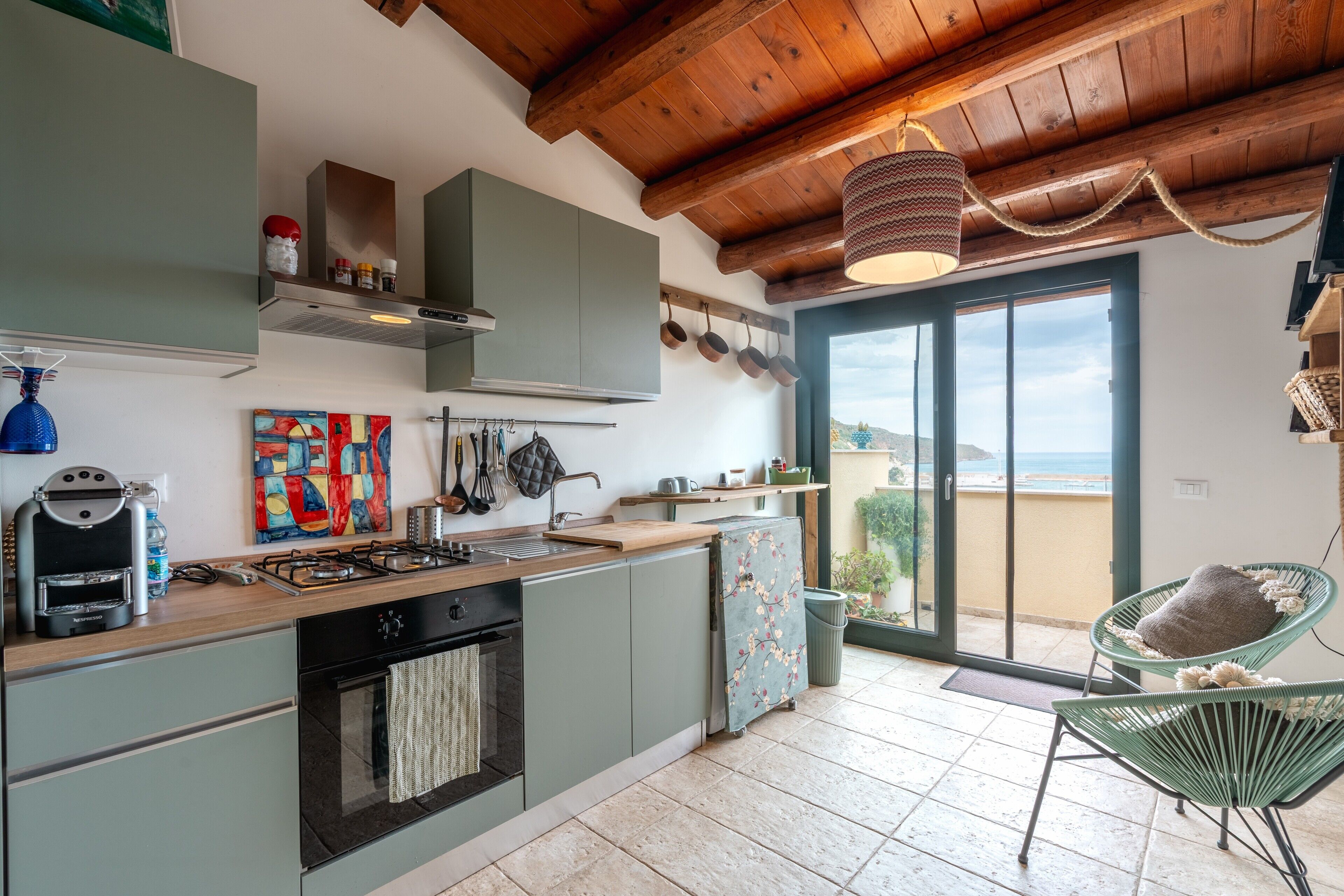 Fridge, oven, stovetop, coffee/tea maker