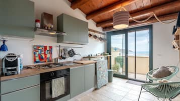 Fridge, oven, stovetop, coffee/tea maker