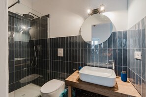 Shower, hair dryer, towels - Holiday Home 'Casa Mauro E Robi Attico Faraglioni' with Private Terrace, Wi-Fi and Air Conditioning (Castellammare del Golfo)