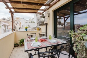 Outdoor dining - Holiday Home 'Casa Mauro E Robi Attico Faraglioni' with Private Terrace, Wi-Fi and Air Conditioning (Castellammare del Golfo)