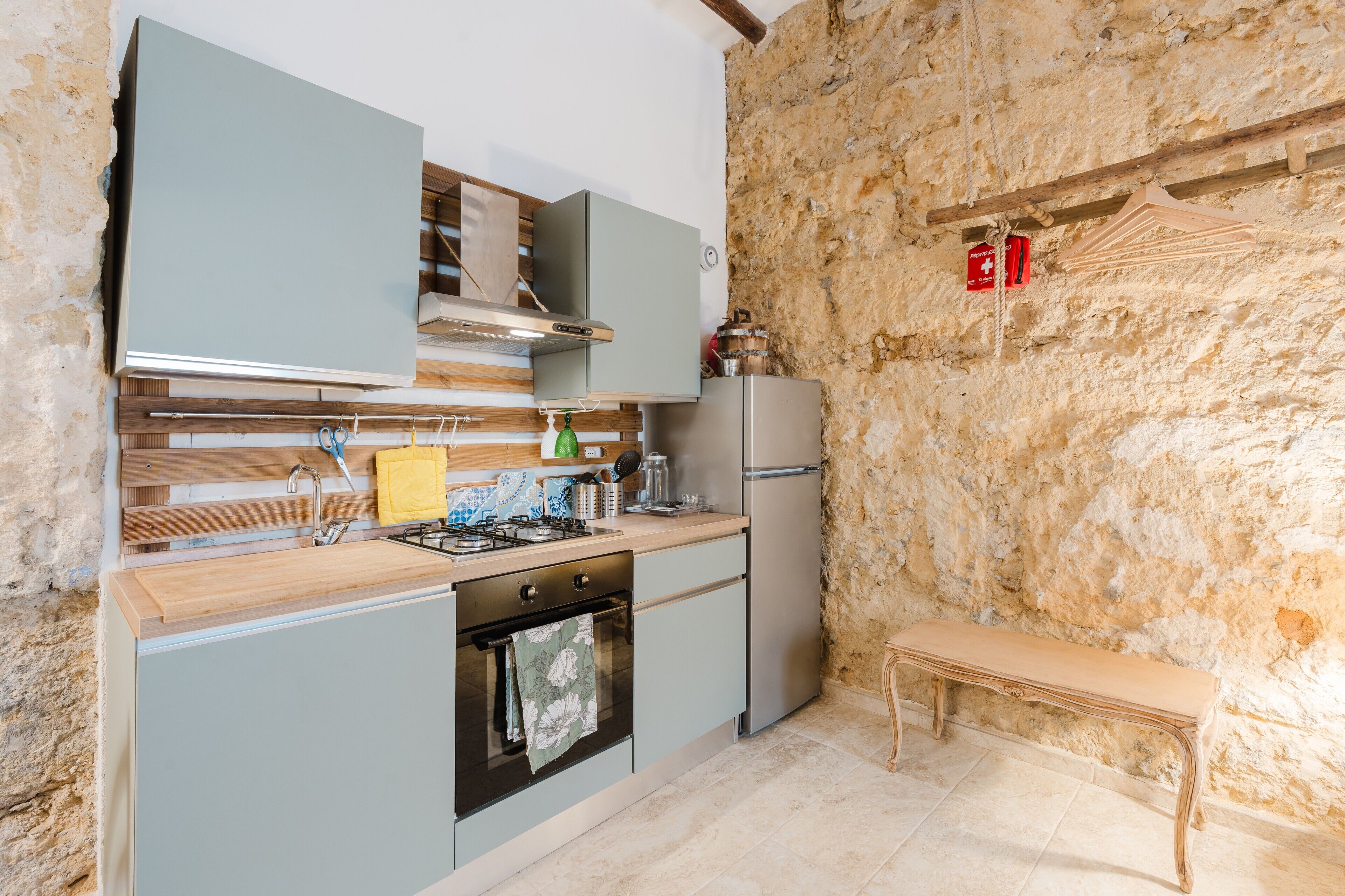 Kylskåp, ugn, spishäll och kaffe- och tebryggare