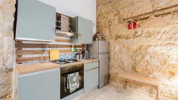 Kylskåp, ugn, spishäll och kaffe- och tebryggare