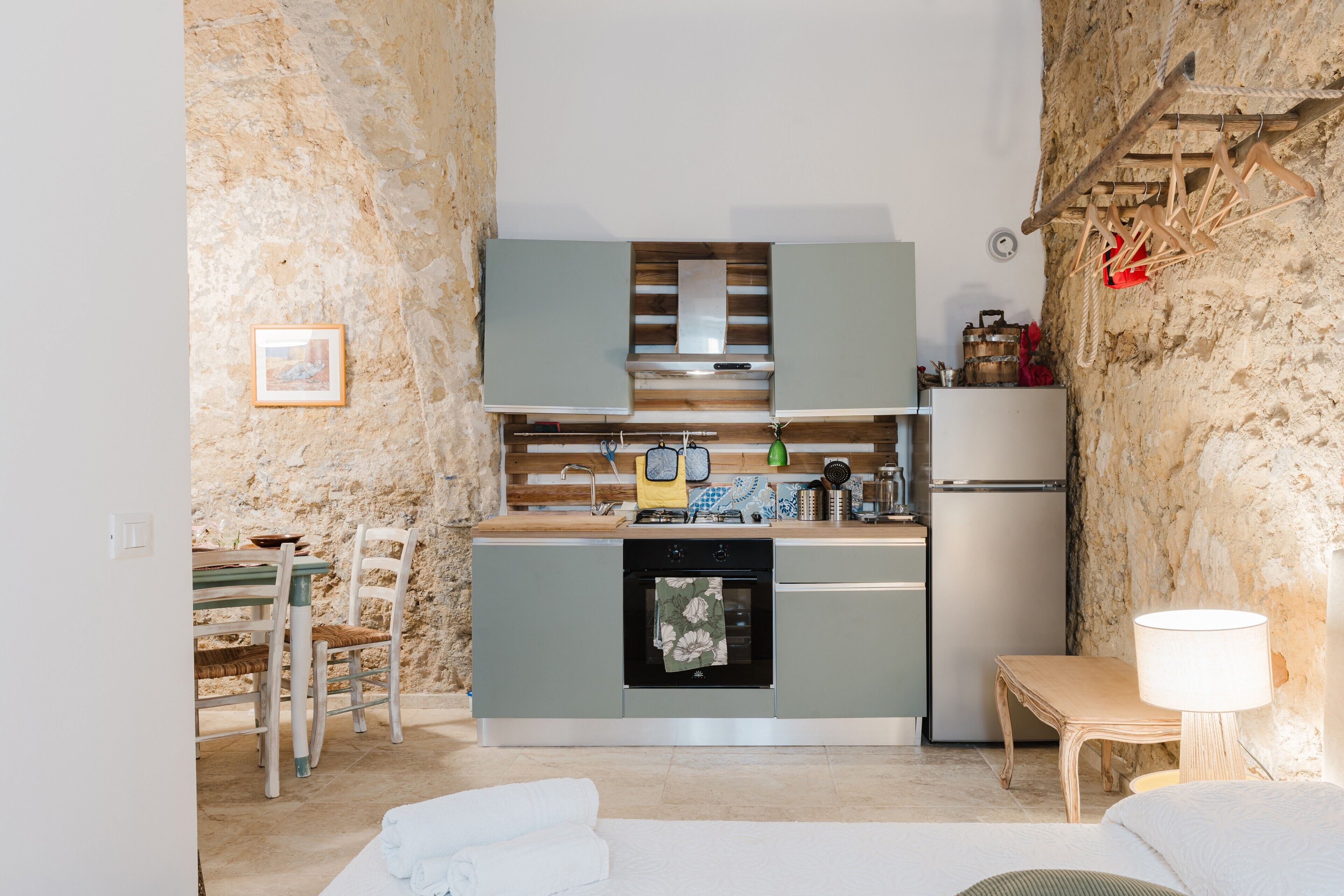 Fridge, oven, stovetop, coffee/tea maker