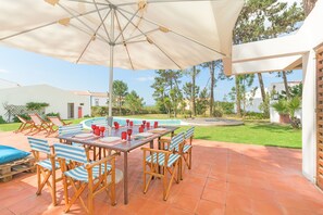 Outdoor dining - Apartment 'Cerca Do Altinho' with Private Pool, Private Terrace and Wi-Fi (Vila Nova de Milfontes)
