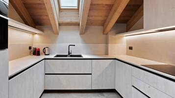 Refrigerador, microondas, horno, placa de cocina