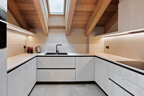 Refrigerador, microondas, horno, placa de cocina