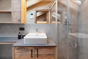 Douche, sèche-cheveux, serviettes fournies