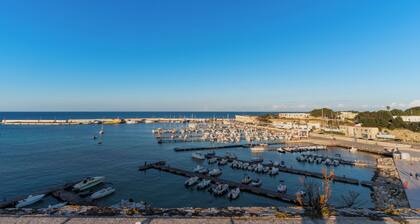 Casa Vacanze 'Dimora Di Artemide' with Sea View, Wi-Fi and Air Conditioning