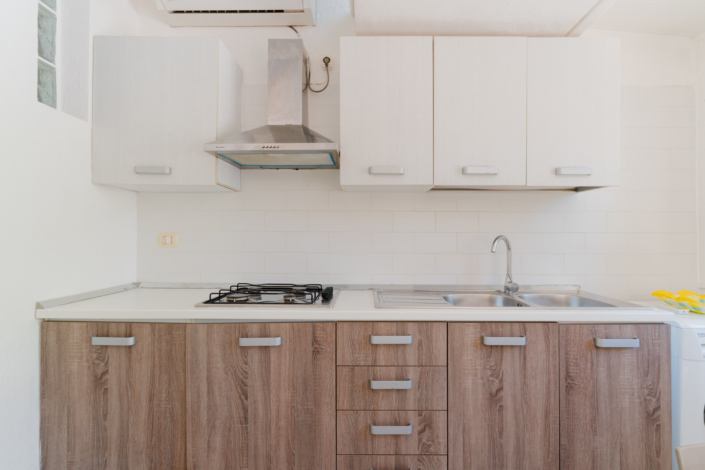 Fridge, cookware/dishes/utensils