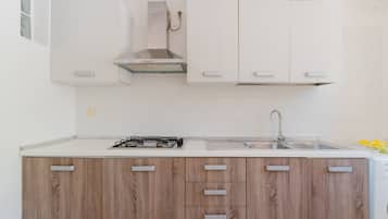 Fridge, cookware/dishes/utensils