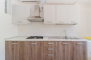 Fridge, cookware/dishes/utensils