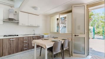 Réfrigérateur, batterie de cuisine, vaisselle et ustensiles