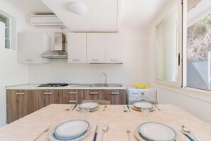 Fridge, cookware/dishes/utensils