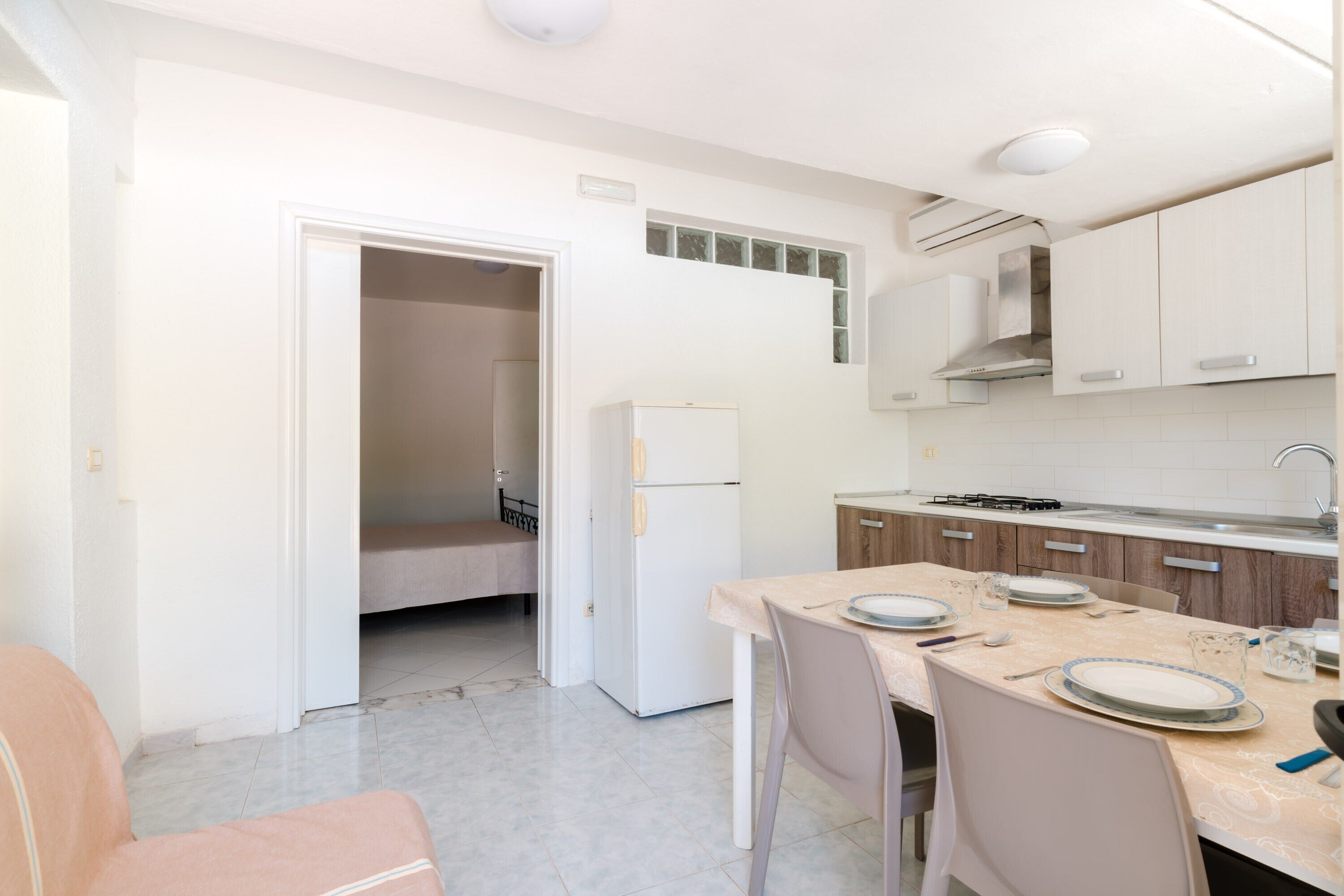 Fridge, cookware/dishes/utensils