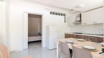 Fridge, cookware/dishes/utensils