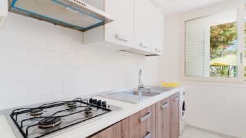 Kylskåp och grytor/köksredskap