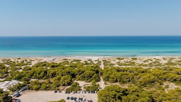 Una spiaggia nelle vicinanze
