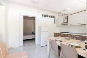 Kühlschrank, Kochgeschirr/Geschirr/Besteck