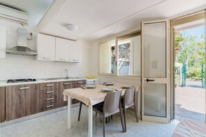 Réfrigérateur, batterie de cuisine, vaisselle et ustensiles
