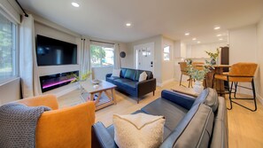 Una Smart TV, una chimenea