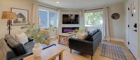 Een smart-tv en een open haard