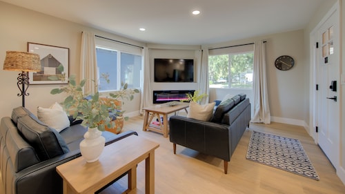 Folsom Old Town Escape II - King Bed, A/C, Laundry, Trails, walk to Sutter St