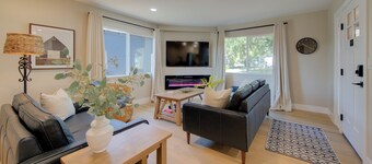 Folsom Old Town Escape II - King Bed, A/C, Laundry, Trails, walk to Sutter St