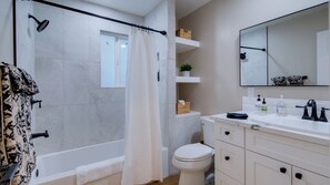 Hårtork, handdukar, tvål och schampo