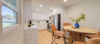Folsom Old Town Escape II - King Bed, A/C, Laundry, Trails, walk to Sutter St