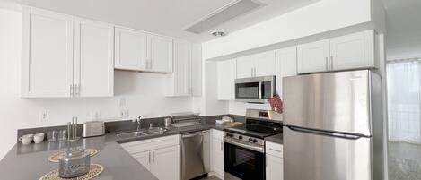 ثلاجة، ميكروويف، فرن، موقد طهي مسطح