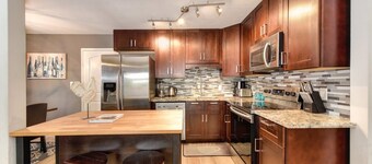 FieldOnBlue Large Yard Grill, Garage, close to Downtown, Golden One, UC Davis