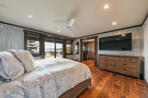 6 bedrooms, desk, iron/ironing board, free WiFi - Aqua Vista Lakefront by Tahoe Getaways - 6 BR in Carnelian Bay w Buoy, Pier & Game Room (Carnelian Bay)