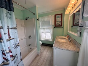 Douche, serviettes fournies, savon, papier de toilette