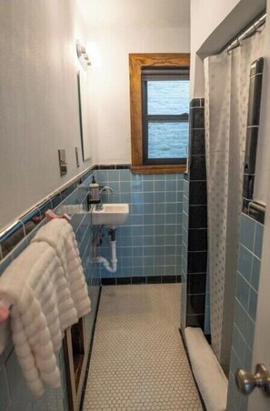 Towels, soap - 50" HD SMART TV, Great Local Coffee, FAST WiFi (Hot Springs)