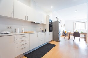 Frigorífico, microondas, horno y placa de cocina