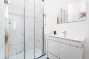 シャワー、ヘアドライヤー、タオル